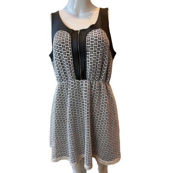 Romeo & Juliet Womens Mesh Lace Fit & Flare Dress Faux Leather Black White SZ L - Picture 2 of 9